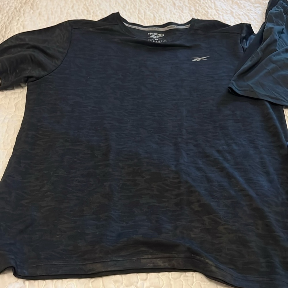 Men’s Reebok bundle
2 shorts and 2 shirts